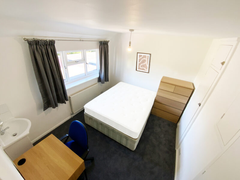 8 St Johns Road, LET BY