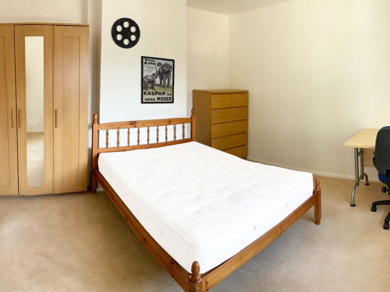 8 St Johns Road, LET BY
