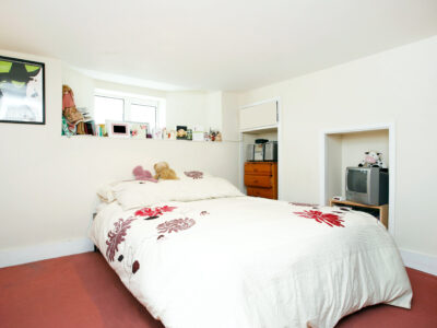 Room available Now (17M)